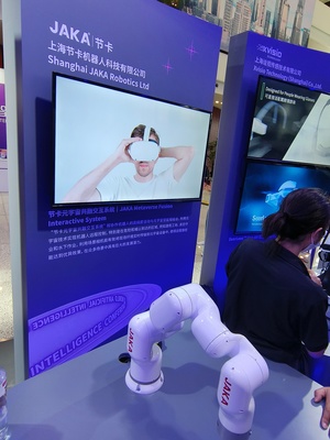 在2022世界人工智能大会现场,看到比较牛的几个元宇宙品牌,AR VR虚拟人等等等。很多产品已经非常成熟了,图中,摆的很多VR眼镜很多都已经开始量产销售。 可以预测,不久将来,一个沉浸式消费时代正在